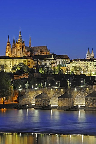 Night view, overlooking the Vltava river, Charles Bridge and St. Vitus Cathedral, UNESCO World Heritage Site, Prague, Bohemia, Czech Republic, Europe