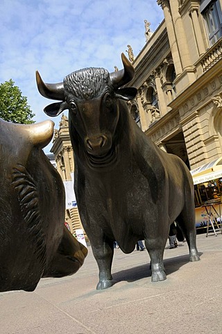 Bear and bull, symbol of the stock market, stock exchange, Boersenplatz square, Frankfurt am Main, Hesse, Germany, Europe