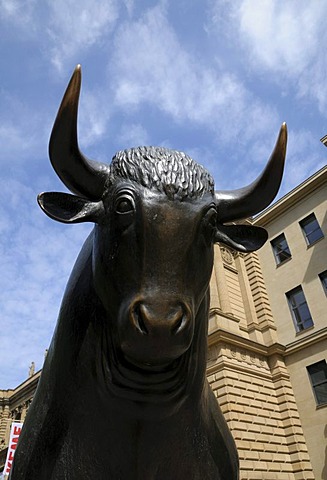 Bull, symbol of the stock market, stock exchange, Boersenplatz square, Frankfurt am Main, Hesse, Germany, Europe