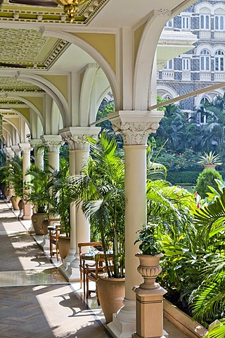 Arcade, garden, Taj Mahal Hotel, Colaba district, Mumbai, Maharashtra, India, Asia