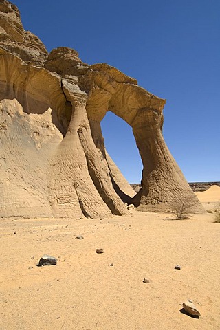 Tin Ghalega rock formation, Red Rhino Arch, Wadi Teshuinat, Akakus, Acacus Mountains or Tadrart Acacus, Sahara desert, Fezzan, Libya, North Africa