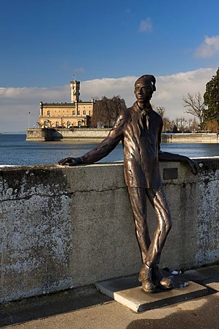 Dammglonker statue at the port of Langenargen in winter, Montfort Castle at the back, Lake Constance, Baden-Wuerttemberg, Germany, Europe