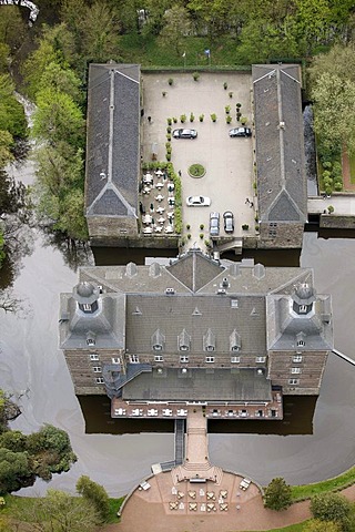 Aerial view, Schloss Hugenpoet moated castle, star restaurant and castle hotel, Essen-Kettwig, Essen, Ruhrgebiet region, North Rhine-Westphalia, Germany, Europe