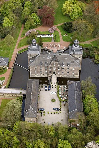 Aerial view, Schloss Hugenpoet moated castle, star restaurant and castle hotel, Essen-Kettwig, Essen, Ruhrgebiet region, North Rhine-Westphalia, Germany, Europe