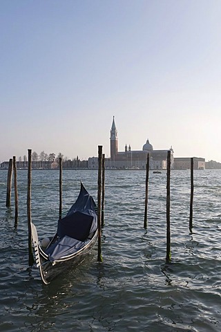 Gondola in front of the Isola di San Giorgio Maggiore island with the church of San Giorgio Maggiore, Sestiere Castello quarter, Venice, Veneto, Italy, Southern Europe