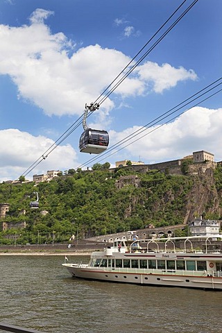 Cable car from Koblenz to Ehrenbreitstein passing a passenger ship, Bundesgartenschau, Federal Garden Show, BUGA 2011, Ehrenbreitstein Fortress, Koblenz, Rhineland-Palatinate, Germany, Europe