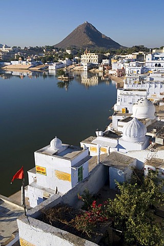 Historic district of the town of Pushkar on the sacred Pushkar Lake, Rajasthan, India, Asia