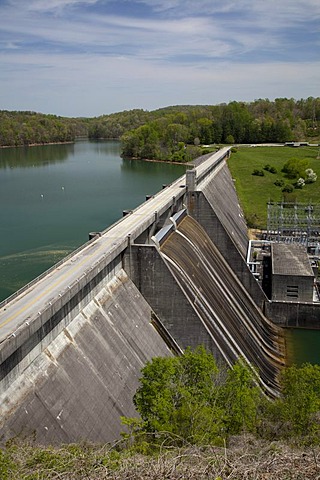 The hydroelectric Norris Dam and Reservoir on the Clinch River, operated by the Tennessee Valley Authority, Norris, Tennessee, USA, America