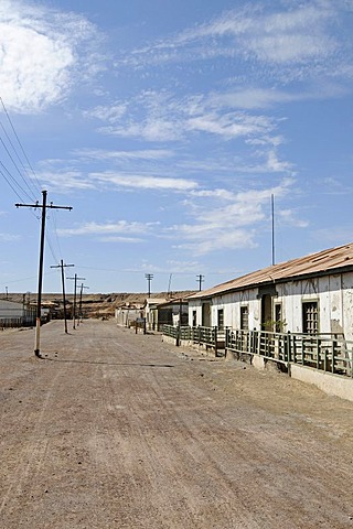 Housing for workers, buildings, road, Humberstone, salpetre works, abandoned salpetre town, ghost town, desert, museum, UNESCO World Heritage Site, Iquique, Norte Grande region, Northern Chile, Chile, South America