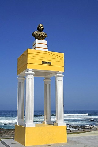 Cristobal Colon, Christopher Columbus monument, bust and columns, coastal waterfront, Iquique, Norte Grande, Northern Chile, Chile, South America