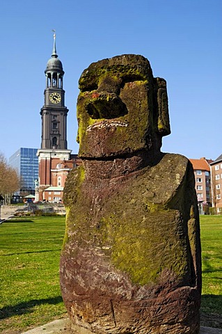 Moai sculpture Angelito on the Michelwiese lawn, Schaarmarkt, Hamburg, Germany, Europe