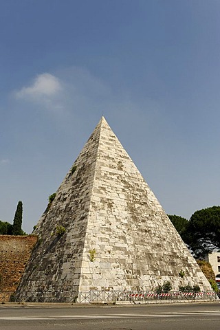 Cestius Pyramid, Piramide di Caio Cestio, Piazzale Ostiense, Rome, Italy, Europe