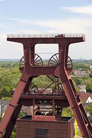 Head frame pit XII, Zeche Zollverein mine, UNESCO World Heritage Site, Essen, Ruhrgebiet region, North Rhine-Westphalia, Germany, Europe