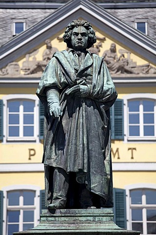 Beethoven, memorial, statue, Muensterplatz square, Bonn, Rhineland, North Rhine-Westphalia, Germany, Europe