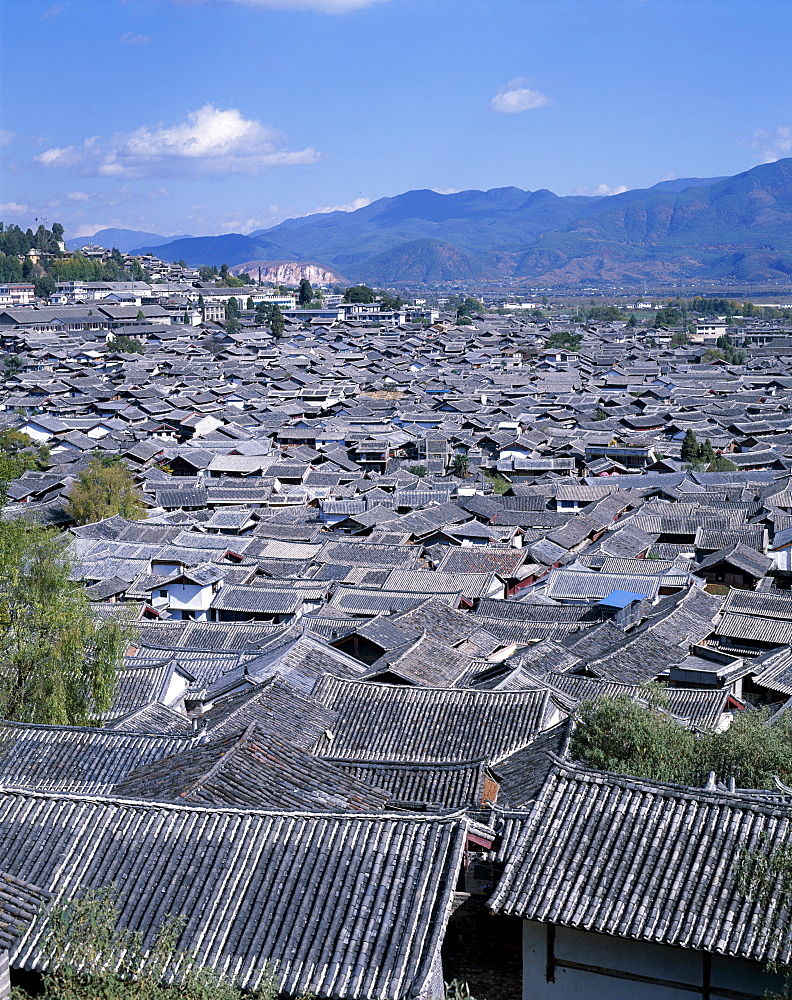 Ancient rooftops and traditional architecture of Old Town, Lijiang, UNESCO World Heritage Site, Yunnan Province, China, Asia