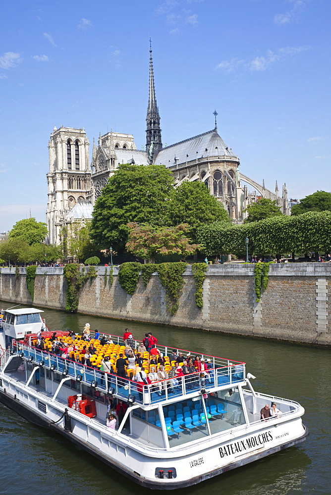 Tour boat on the River Seine and Notre Dame, Paris, France, Europe