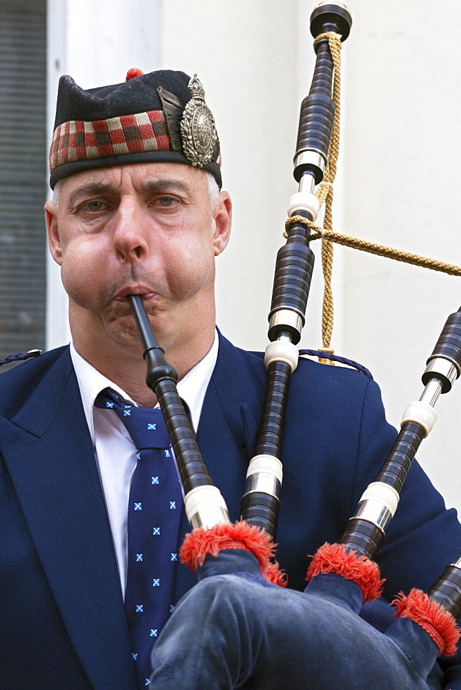 Bagpiper, Edinburgh, Scotland, United Kingdom, Europe