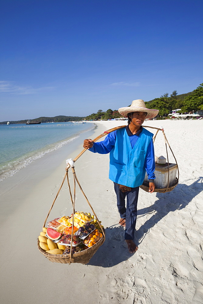 Fruit vendor, Saikaew Beach, Ko Samet, Thailand, Southeast Asia, Asia