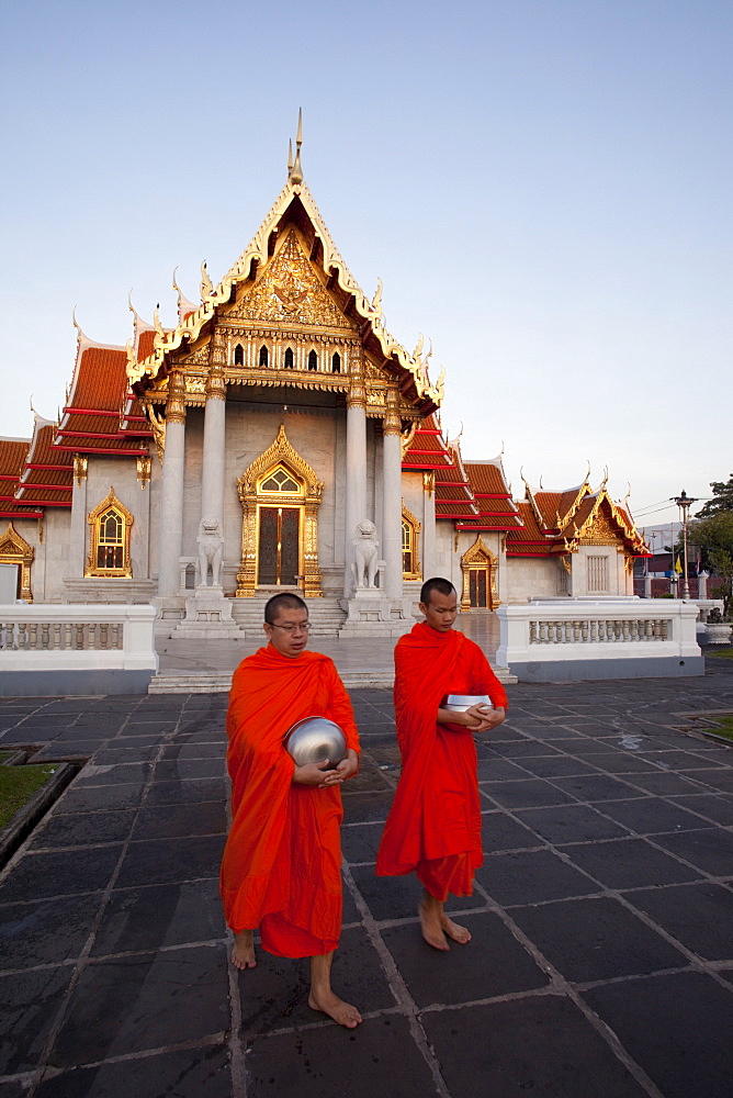 Monks collecting alms at the Marble Temple (Wat Benchamabophit), Bangkok, Thailand, Southeast Asia, Asia