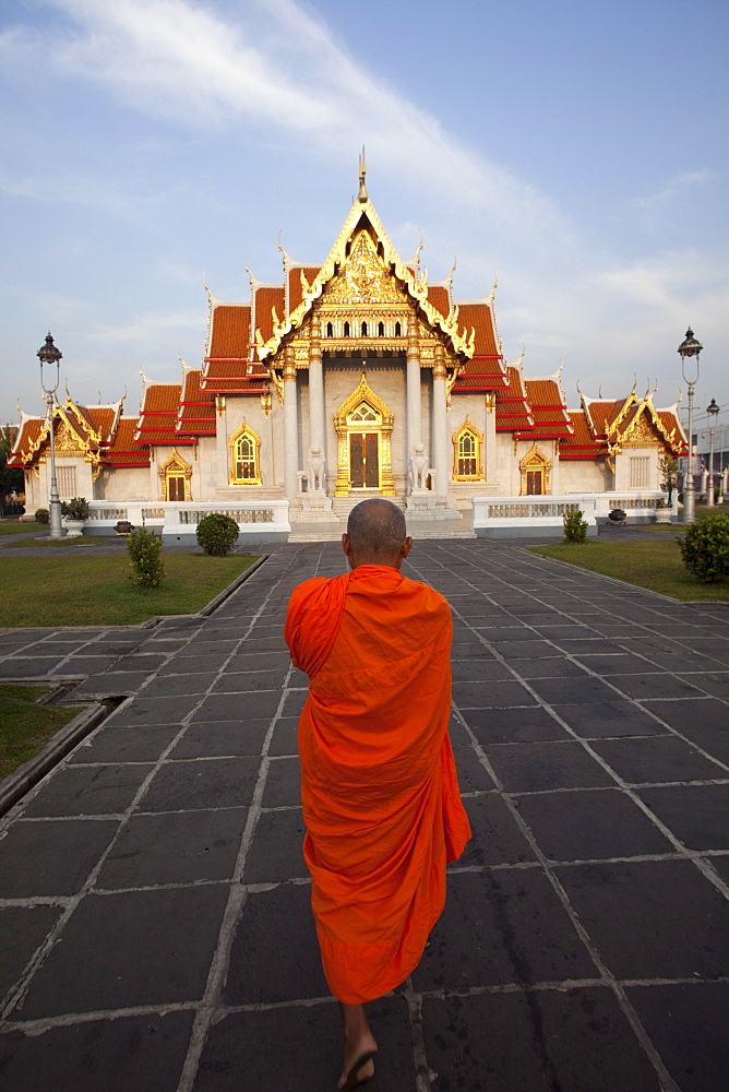 Monks collecting alms at the Marble Temple (Wat Benchamabophit), Bangkok, Thailand, Southeast Asia, Asia