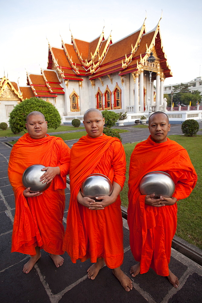 Monk at the Marble Temple (Wat Benchamabophit), Bangkok, Thailand, Southeast Asia, Asia