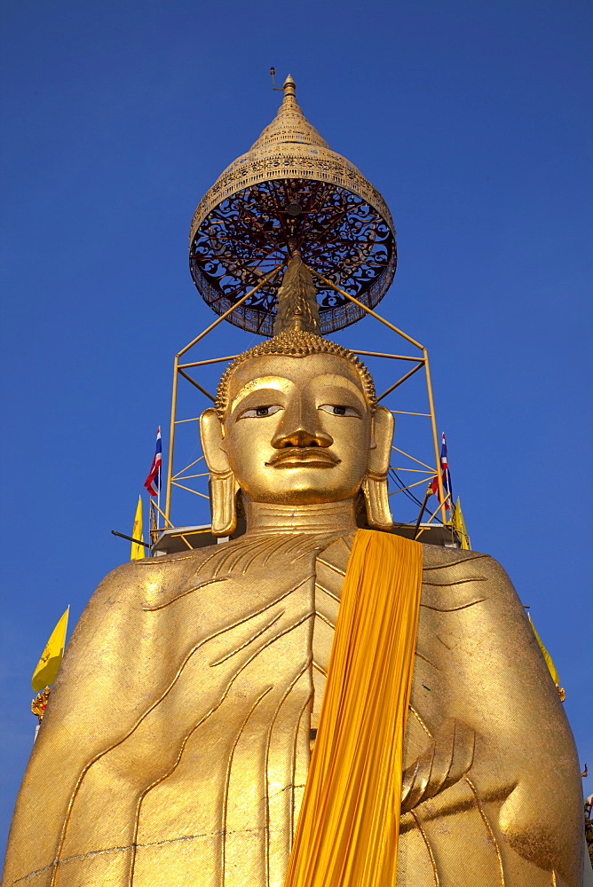 Buddha statue in Wat Intharawihan, Bangkok, Thailand, Southeast Asia, Asia