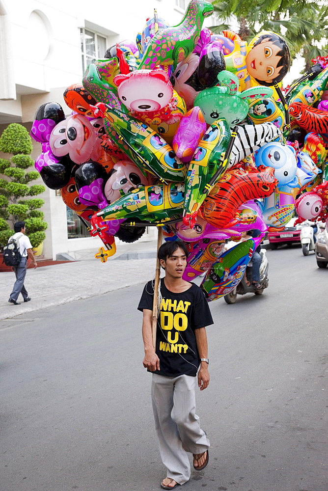 Balloon vendor, Ho Chi Minh City, Vietnam, Indochina, Southeast Asia, Asia