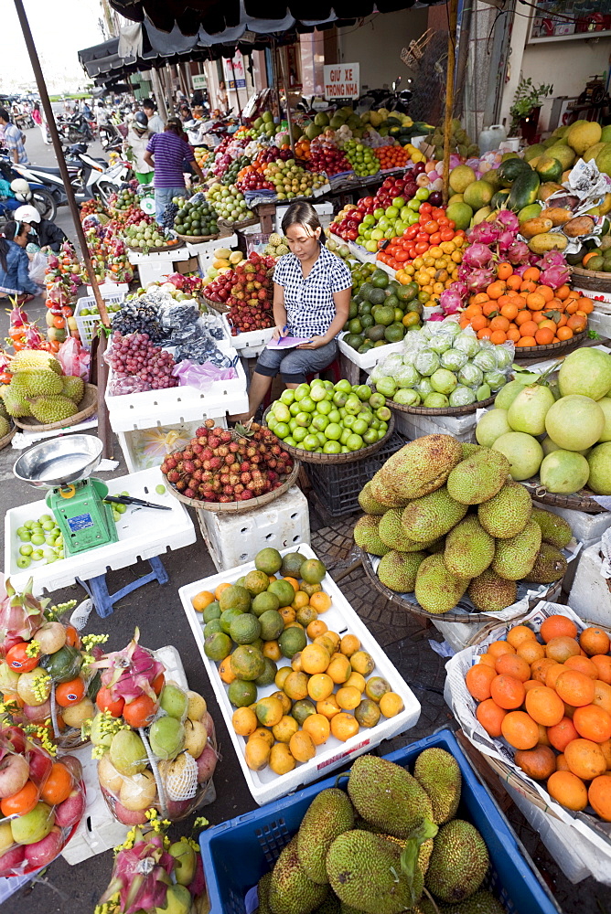 Fruit vendor, Han Market, Danang, Vietnam, Indochina, Southeast Asia, Asia