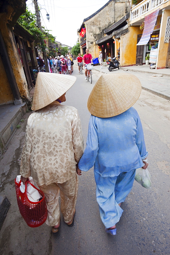 Women wearing conical hats and traditional dress, Hoi An, Vietnam, Indochina, Southeast Asia, Asia