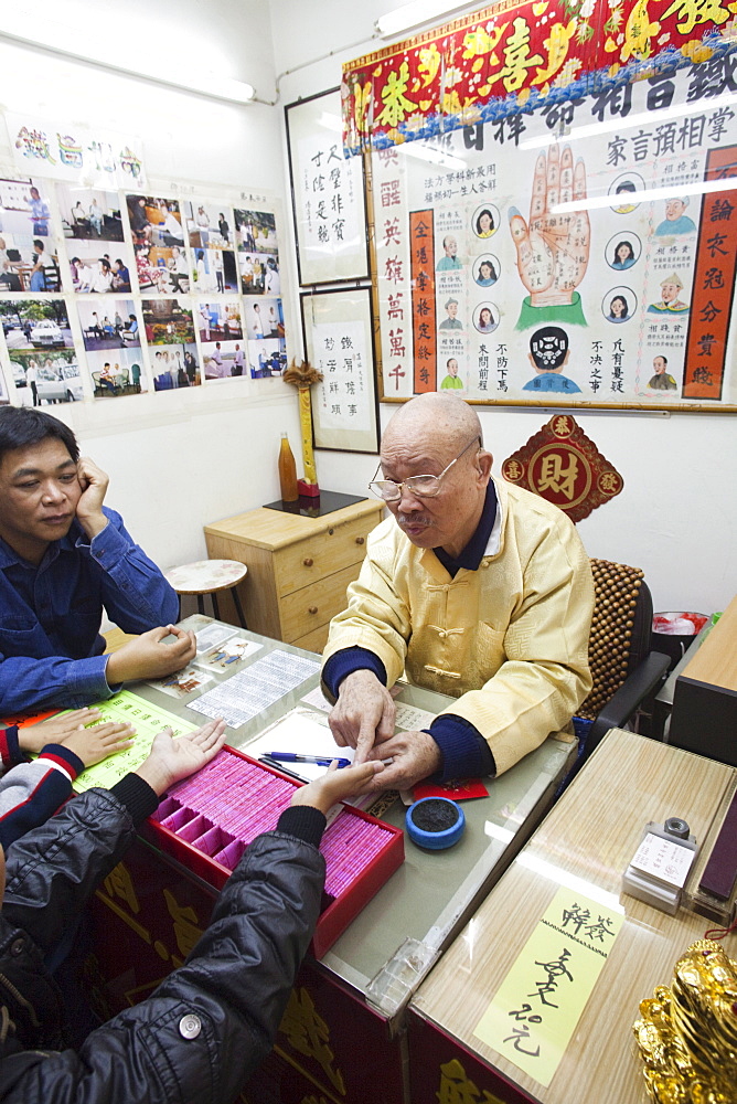 Fortune teller, Wong Tai Sin Temple, Wong Tai Sin, Kowloon, Hong Kong, China, Asia