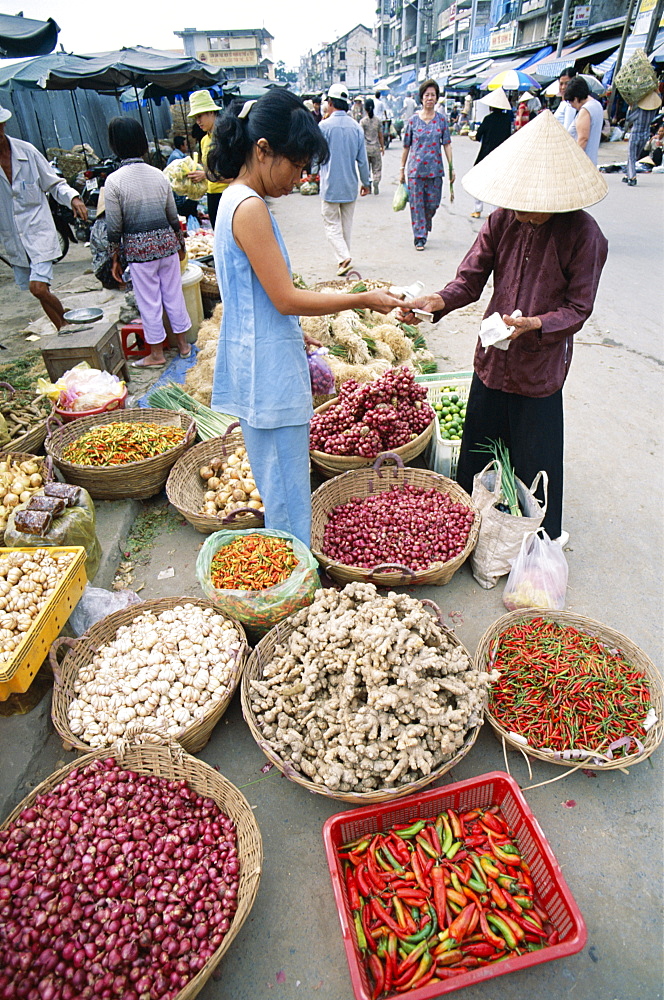 Local chillies, garlic and ginger on sale at the market, Cantho, Mekong Delta, Vietnam, Indochina, Southeast Asia, Asia