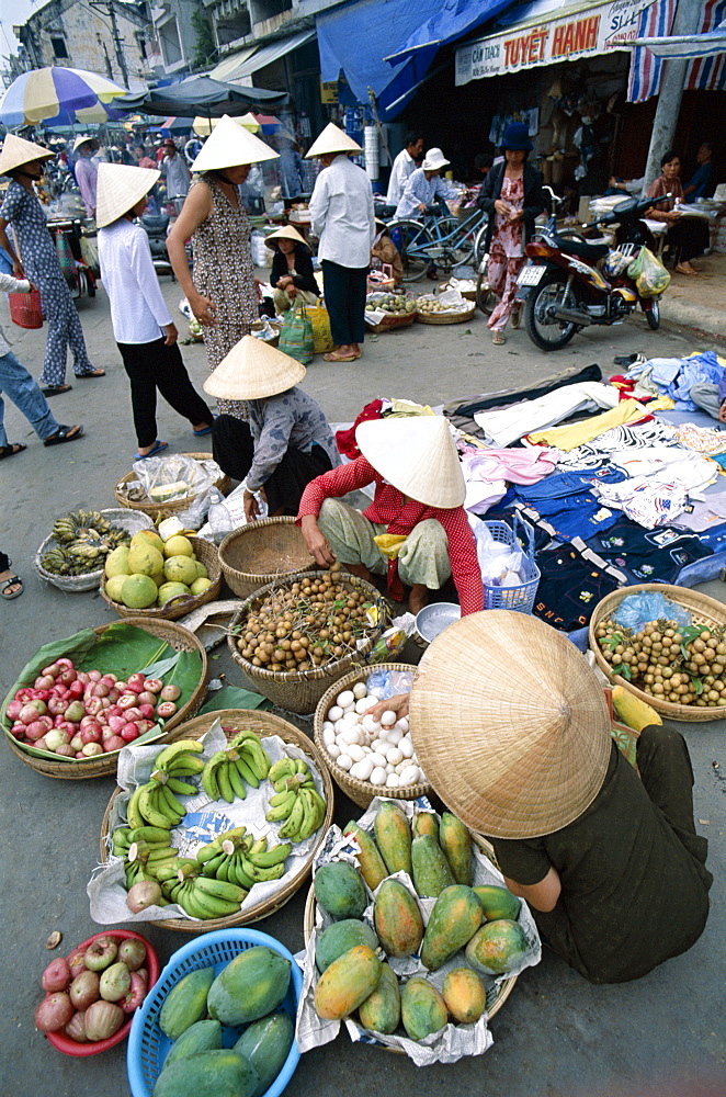 Local papayas and bananas on sale at the market, Cantho, Mekong Delta, Vietnam, Indochina, Southeast Asia, Asia