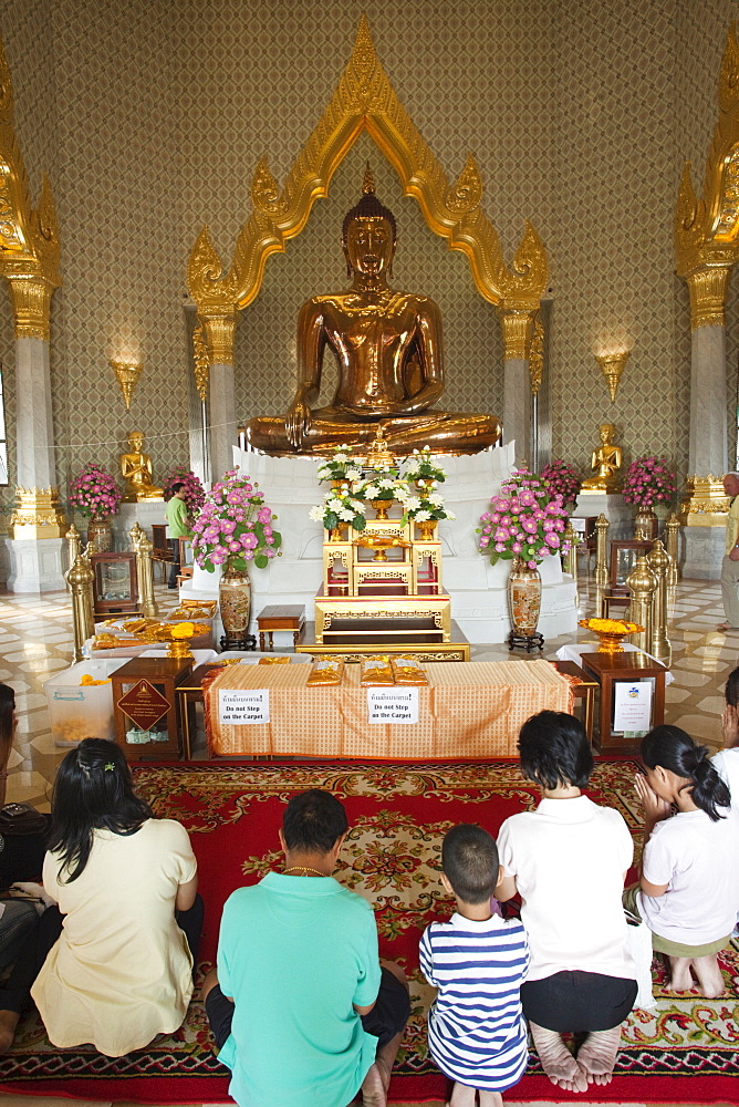 Golden Buddha statue inside Wat Traimit, Bangkok, Thailand, Southeast Asia, Asia