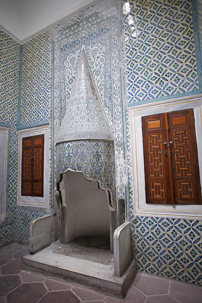 Fireplace in the Queen Mother Apartments in the Harem, Topkapi Palace Museum, Istanbul, Turkey, Europe