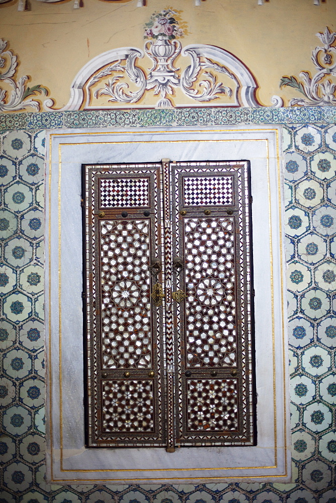 Ornate window in the Queen Mother apartments, The Harem, Topkapi Palace Museum, UNESCO World Heritage Site, Istanbul, Turkey, Europe