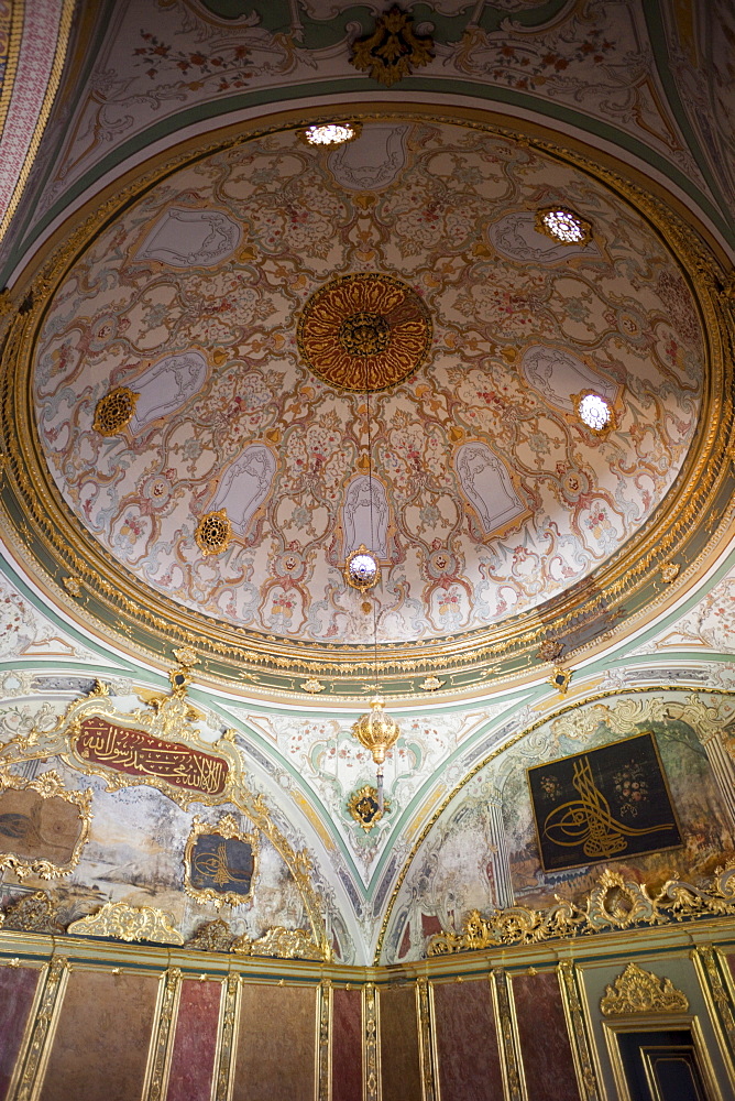 Interior dome of the Imperial Council Hall, Topkapi Palace Museum, UNESCO World Heritage Site, Istanbul, Turkey, Europe