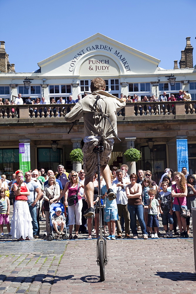 Street performer, Covent Garden, London, England, United Kingdom, Europe