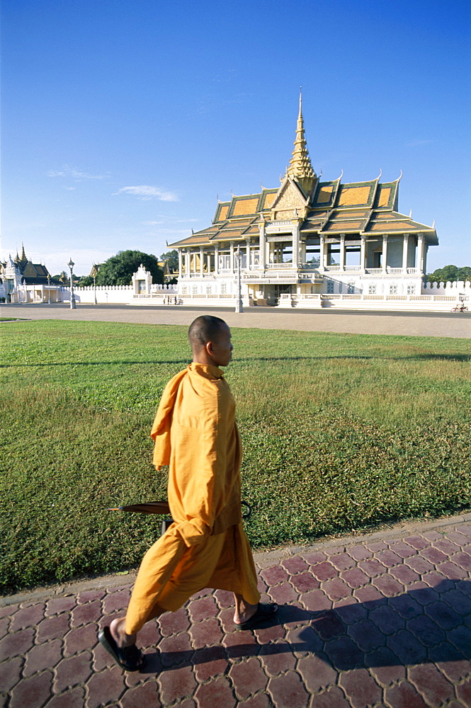 Monk and the Chan Chaya Pavilion, Royal Palace, Phnom Penh, Cambodia, Indochina, Southeast Asia, Asia