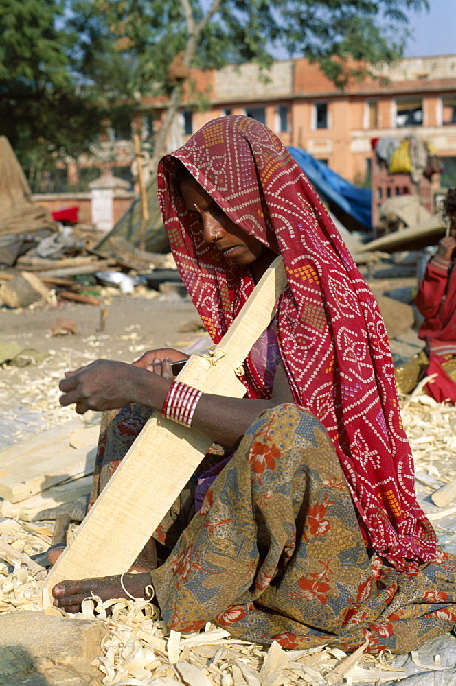 Woman making cricket bats by the roadside, Jaipur, Rajasthan, India, Asia