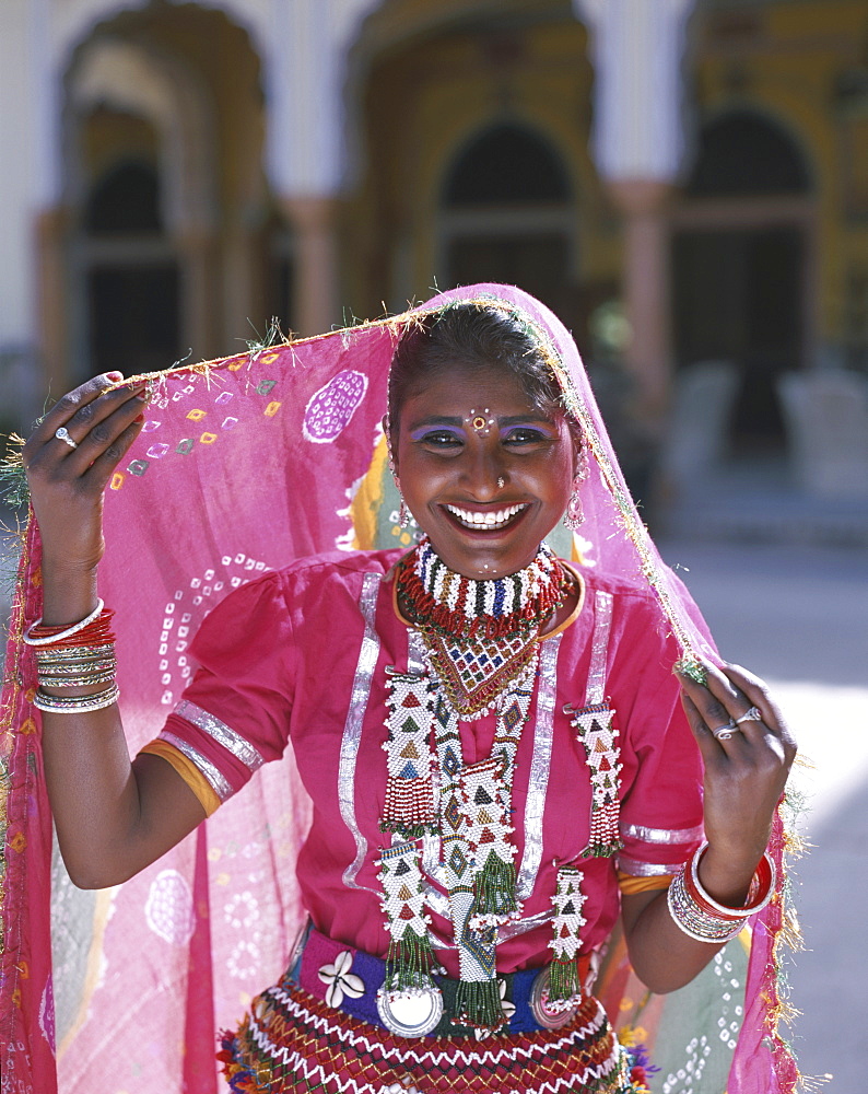 Woman dressed in traditional costume, Jaipur, Rajasthan, India, Asia