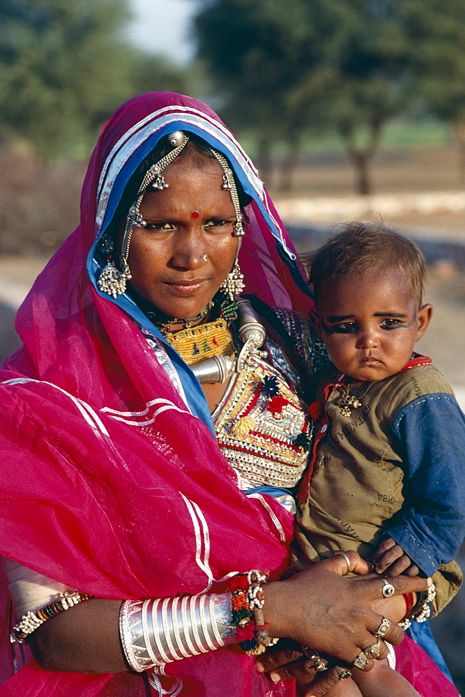 Banjara Gypsy mother and child, Rajasthan, India, Asia