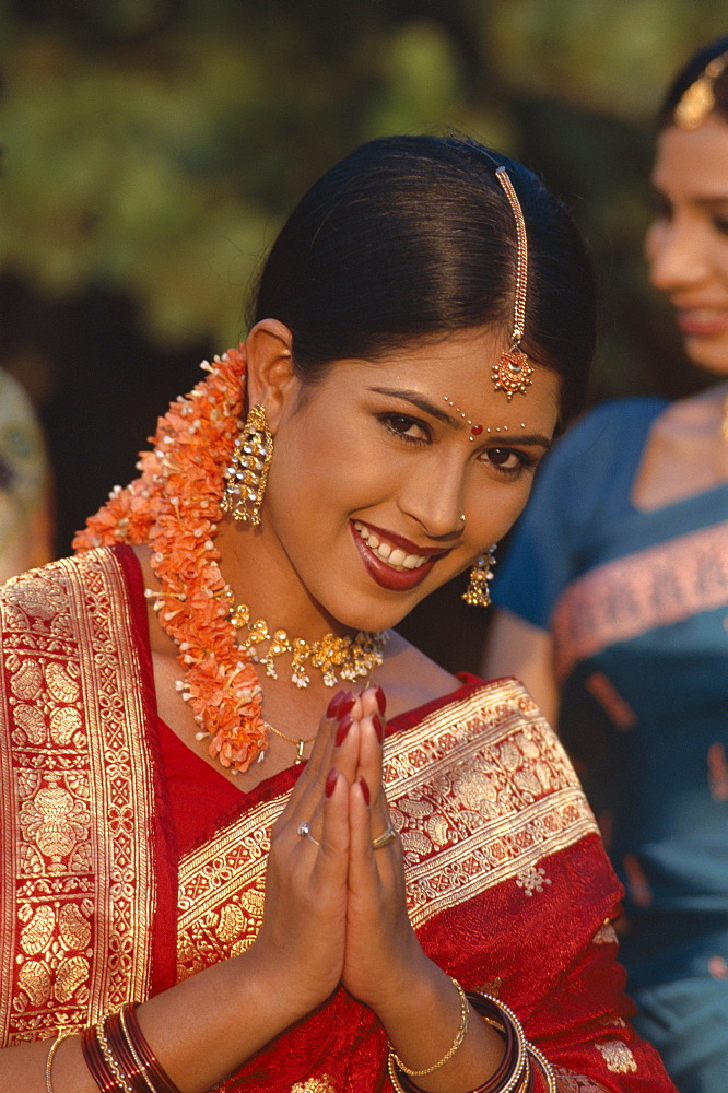 Woman dressed in sari, Mumbai (Bombay), Maharastra, India, Asia