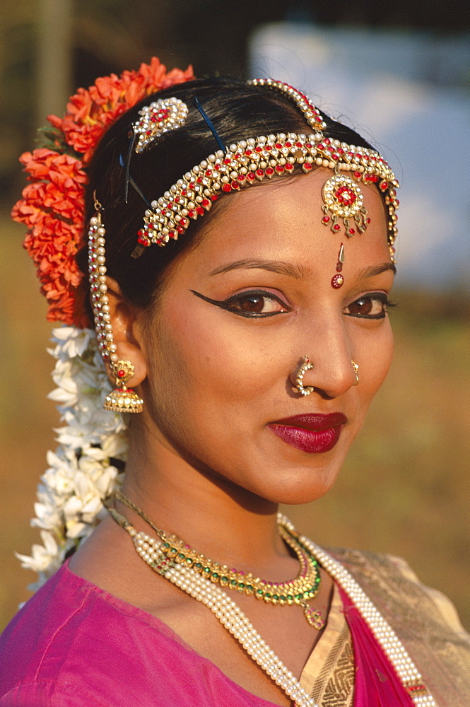 Female dancer dressed in traditional costume, Mumbai (Bombay), Maharastra, India, Asia