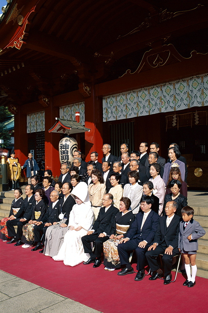 Traditional wedding group, Kanda Myojin Shrine, Tokyo, Honshu, Japan, Asia