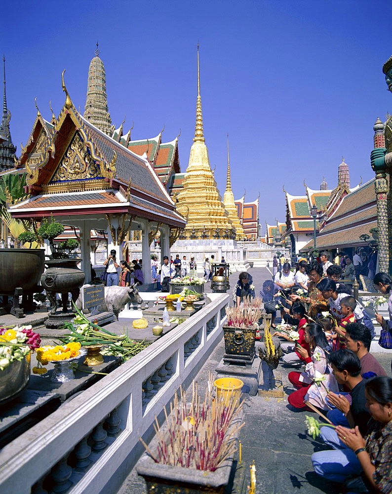 People praying, Wat Phra Kaeo, Grand Palace, Bangkok, Thailand, Southeast Asia, Asia