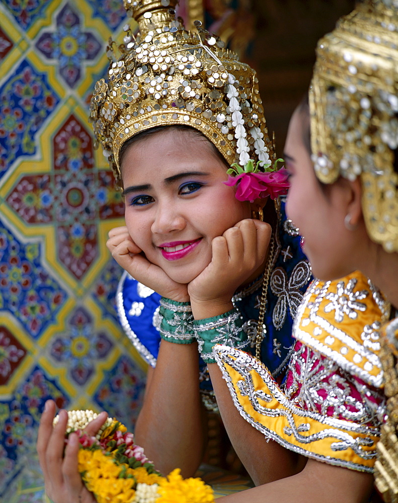 Girls dressed in traditional dancing costume, Bangkok, Thailand, Southeast Asia, Asia