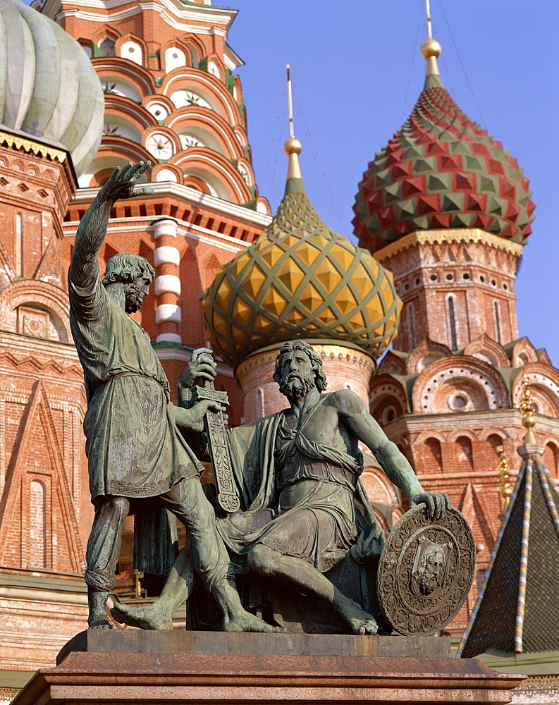 Minin and Poznarsky Monument with St. Basils Cathedral, Red Square, UNESCO World Heritage Site, Moscow, Russia