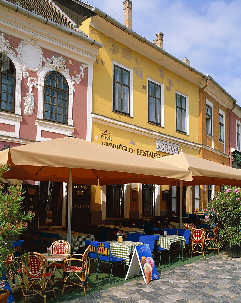 Outdoor cafe, Szentendre, Danube Bend, Hungary, Europe