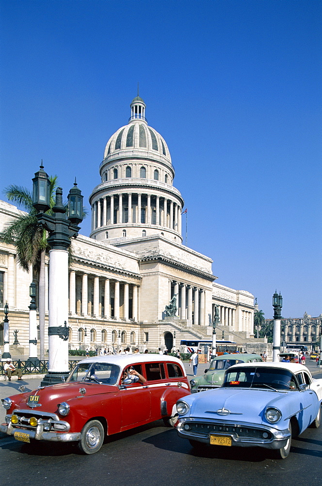 Vintage cars and Capitol Building (Capitolio), Havana (Habana), Cuba, West Indies, Central America