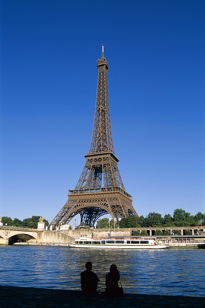 Eiffel Tower (Tour Eiffel) and the River Seine, Paris, France, Europe